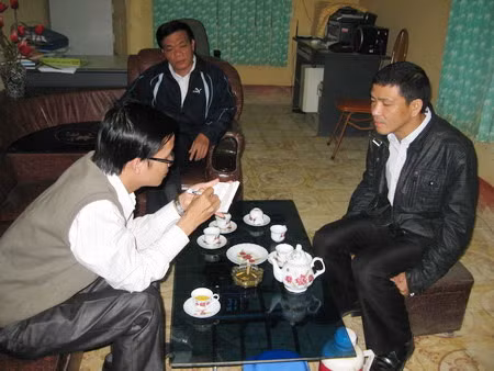 Các thấy giáo trong trường đang chỉa sẻ tâm sự với phóng viên