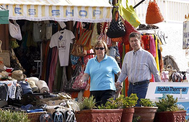 Chùm ảnh các chính trị gia thế giới trong các kỳ nghỉ ảnh 11 Angela Merkel appears rather less thrilled outside a souvenir shop on the Italian island of Ischia.