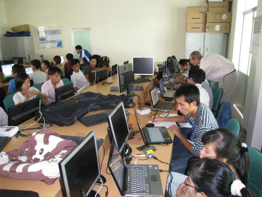 Sinh viên học Điện tử Viễn thông theo Chương trình tiên tiến