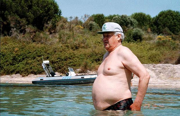 Chùm ảnh các chính trị gia thế giới trong các kỳ nghỉ ảnh 5 Mr Putin’s predecessor, Boris Yeltsin, was even less suited to the shirtless look, as seen here in Corfu.