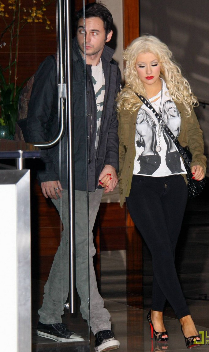 Christina Aguilera tay trong tay với Matthew Rutler bước ra khỏi khách sạn ngày hôm qua