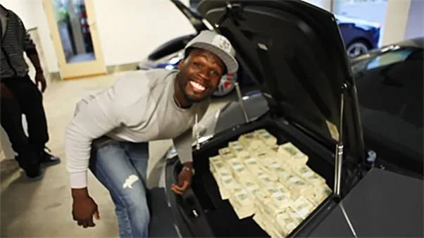 Choáng vì 50 Cent khoe tiền trong chiếc Murcielago (video)