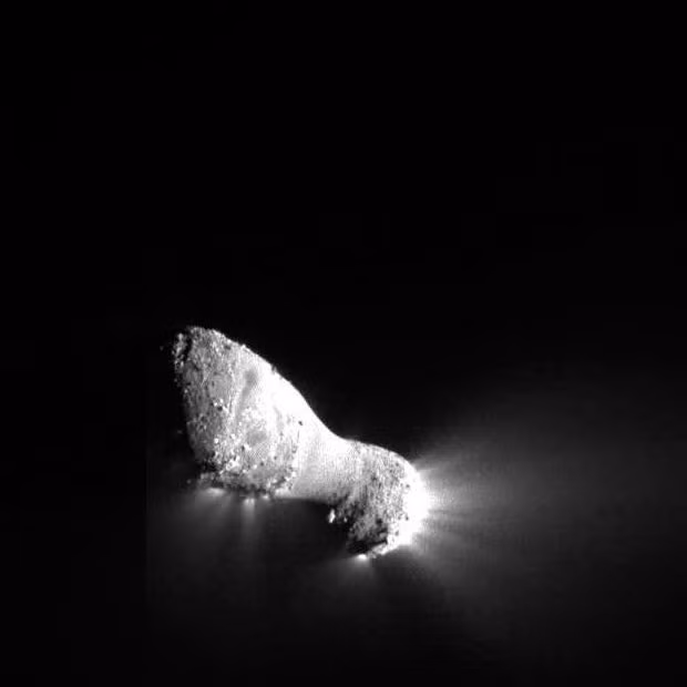Những hình ảnh ấn tượng trong tuần ảnh 7 This image of Comet Hartley 2 was captured by NASA’s EPOXI mission during the spacecraft’s flyby of comet Hartley 2. It was captured using the spacecraft’s Medium-Resolution Instrument. The EPOXI - its full name is Extrasolar Planet Observation and Deep Impact Extended Investigation - reached the Hartley 2 comet after a 2.5-year journey across the solar system, a distance of some 4.6 billion kilometres (2.9 billion miles). The EPOXI mission flew within about 435 miles (700 kilometres) of the comet
