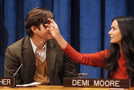 Demi Moore và Ashton Kutcher thắm thiết bên nhau ảnh 3 Demi Moore và Ashton Kutcher thắm thiết bên nhau ảnh 3
