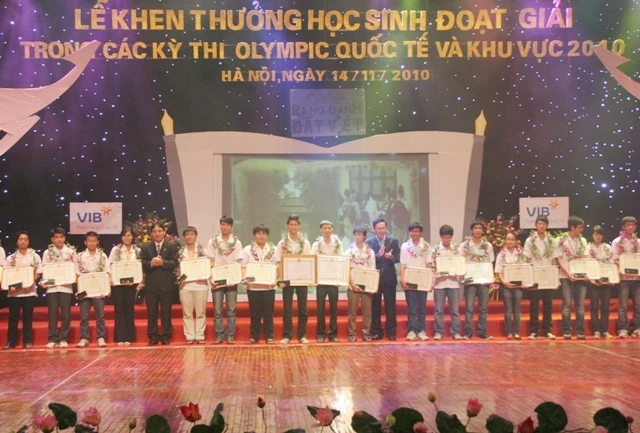 Tuyên dương HS &quot;Rạng danh đất Việt&quot;