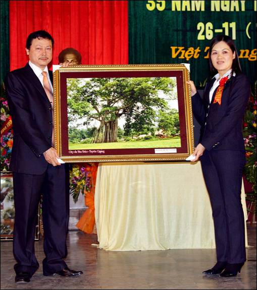 Đại diện các thế hệ HS tặng quà lưu niệm cho lãnh đạo nhà trường nhà kỷ niệm 35 năm