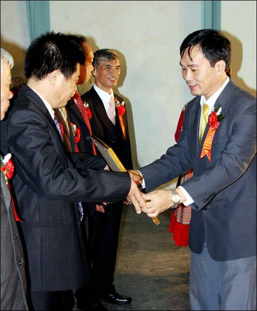 và ông Ngũ Duy Anh - Vụ trưởng Vụ Công tác HSSV tặng Bằng khen của Bộ GD&ĐT cho tập thể, cá nhân nhà trường.