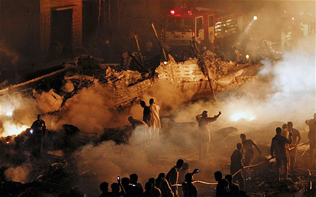 Nỗ lực dập tắt đám cháy từ chiếc máy bay gặp nạn