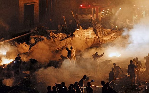 Nỗ lực dập tắt đám cháy từ chiếc máy bay gặp nạn