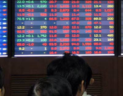 Sắc đỏ chiếm thế chủ đạo trên bảng giao dịch điện tử. Ảnh: Internet