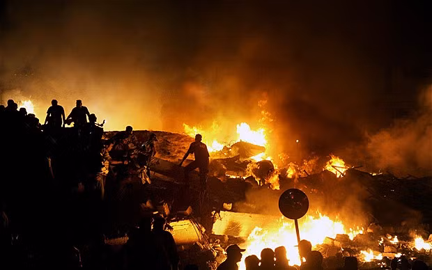Pakistan: Máy bay lao xuống khu nhà ở, bốc cháy