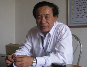 Bác sĩ Nguyễn Bá Châu-Giám đốc BVĐK Lộc Hà trao đổi với PV về cái chết của thầy Tùng. Bác sĩ Nguyễn Bá Châu-Giám đốc BVĐK Lộc Hà trao đổi với PV về cái chết của thầy Tùng.