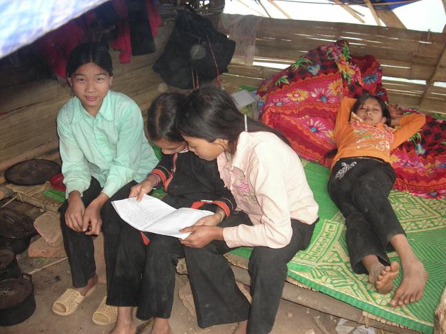 Lều, lán ở của các em học sinh vừa là nơi ăn, nghỉ, học tập