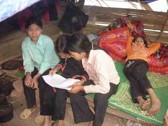 Lều, lán ở của các em học sinh vừa là nơi ăn, nghỉ, học tập