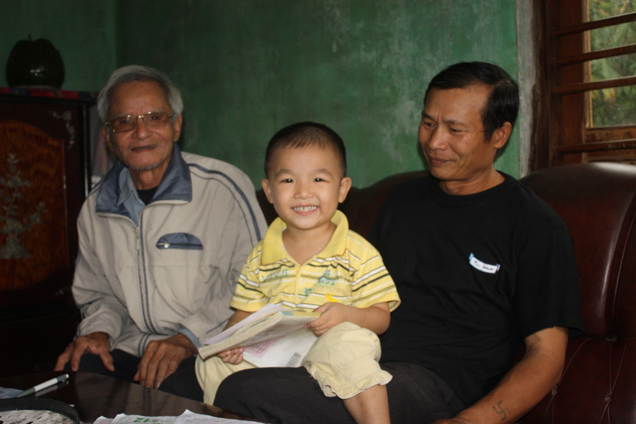 Cháu Kiệt ngồi cùng ông nội và ông ngoại