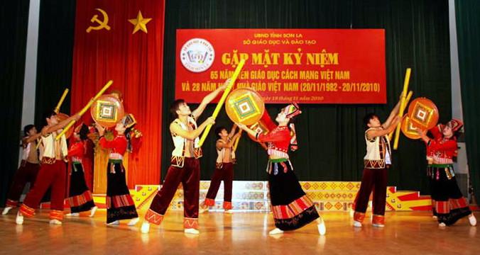 Tại Sơn La, nhân dịp này, ngành giáo dục nơi đây tổ chức nhiều hoạt động ý nghĩa. Thầy và trò rực rỡ với trang phục truyền thống của các đồng bào dân tộc nơi đây tưng bừng trong không khí kỉ niệm Ngày Nhà giáo Việt Nam. (Ảnh, Ngọc Tuấn, báo Sơn La) 06.jpg