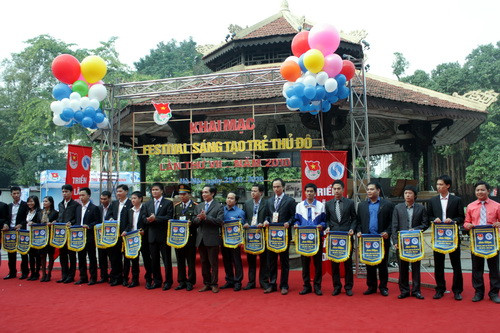 Thành đoàn Hà Nội tặng cờ lưu niệm cho các đơn vị trực thuộc tham gia Festival sáng tạo trẻ thủ đô lần thứ VII-2010. Ảnh, gdtd.vn