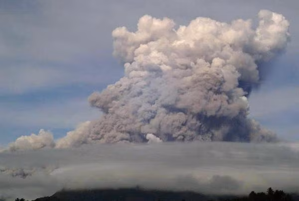 Hàng trăm gia đình Philippines sơ tán vì núi lửa và động đất ảnh 2