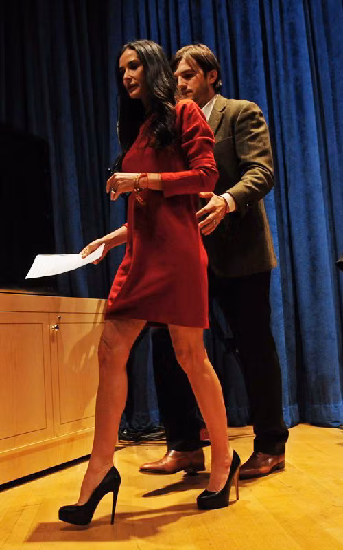 Demi Moore và Ashton Kutcher thắm thiết bên nhau ảnh 4 Demi Moore và Ashton Kutcher thắm thiết bên nhau ảnh 4