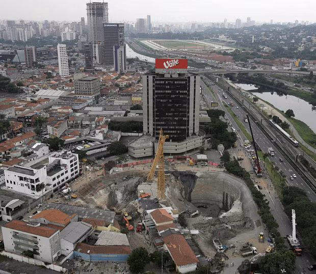 A huge crater at the collapsed Pinheiros subway station in Sao Paulo, Brazil, in January 2007. The giant sinkhole that opened at a construction site in South America’s biggest city. A passenger minivan fell to the bottom of a 40-metre (130-foot) deep pit dug to facilitate delivery of supplies for workers building an underground railway line. The lip of the hole gave way to a landslide, taking with it vehicles on a roadway around the edge and dumping tons of earth, asphalt and concrete atop them