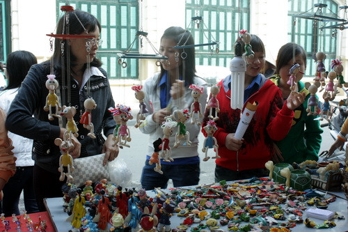 Một gian trưng bày và giới thiệu SP của ĐTNCS HCM Cty TNHH Thành Tâm được các bạn trẻ thích thú. Ảnh, gdtd.vn