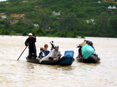 Người dân xã Phước Nghĩa huyện Tuy Phước di chuyển bằng đò tránh lũ ảnh: Trọng Nguyễn. Cảnh người dân di chuyển bằng đò (ảnh chụp tại xã phước Nghĩa huyện Tuy Phước) - ảnh: Trọng Nguyễn.