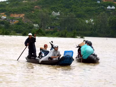 Cảnh người dân di chuyển bằng đò (ảnh chụp tại xã phước Nghĩa huyện Tuy Phước) - ảnh: Trọng Nguyễn.