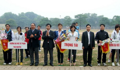 BTC tặng cờ và hoa lưu niệm cho các đoàn tham dự giải