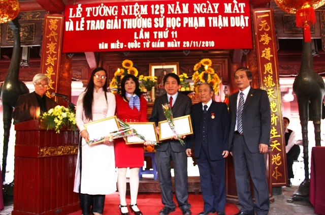 Trao giải thưởng Sử học Phạm Thận Duật năm 2010