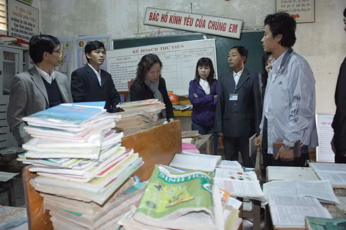 Đoàn khảo sát và cứu trợ của Bộ GD-ĐT xem xét những thiệt hại trong thư viện của trường THCS Quảng Thủy, Quảng Trạch, Quảng Bình. Ảnh, gdtd.vn