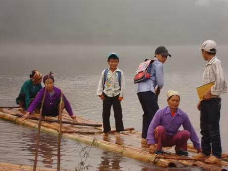 "Biết là nguy hiểm nhưng không qua sông thì không còn con đường nào khác" Biết là nguy hiểm nhưng không qua sông thì không còn con đường nào khác