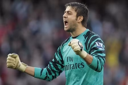 Thủ môn Fabianski đang có phong độ rất tốt trong màu áo các pháo thủ thành London 1.jpg
