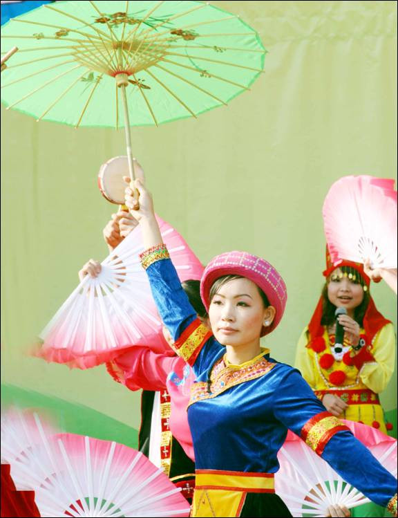 các cô giáo vùng cao tương lai trong màn biểu diễn văn hóa dân tộc