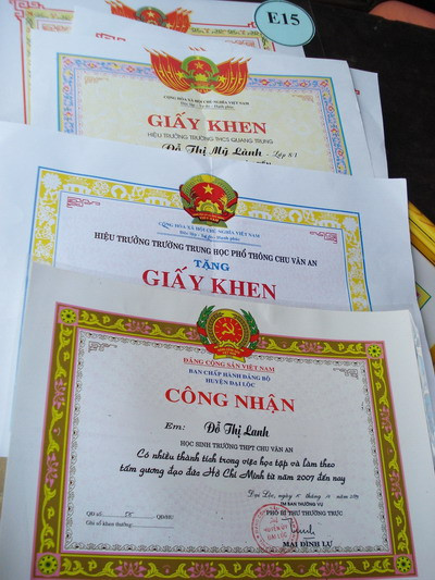 Rất nhiều giấy khen qua các năm học của 5 chị em Đỗ Thị Lanh. 