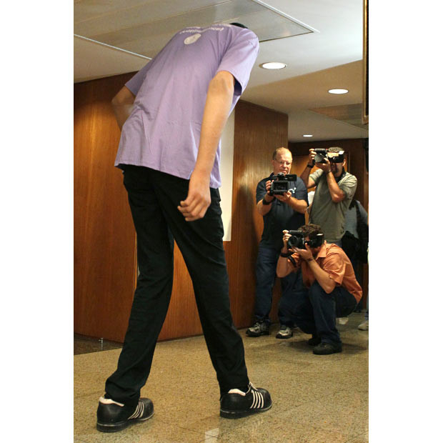 The world’s tallest man, Sultan Kosen of Turkey, arrives at a news conference in Rio de Janeiro to promote the Guinness World Records 2011 book. Kosen, who is 2 metres 46.5 cm (8 feet 1 inch) tall, also claims the record for the largest hands and largest feet. 