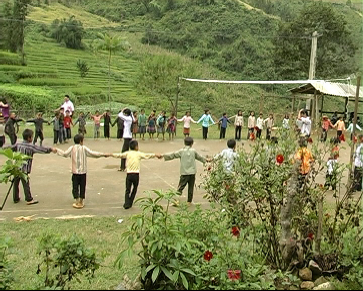 Cho đàn em tung tăng múa ca.