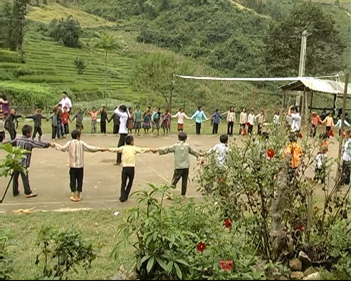 Cho đàn em tung tăng múa ca.