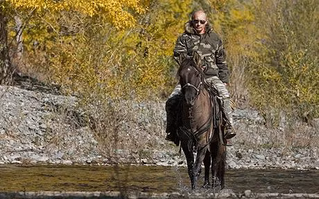 Thủ tướng Nga lại xuất hiện trong bộ ảnh mới