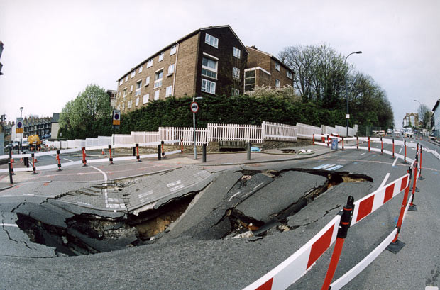 Kinh hoàng những hố địa ngục trên thế giới ảnh 16 This hole appeared on Blackheath Road in London in July 2002
