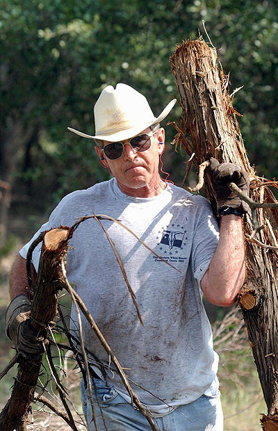 Cựu Tổng thống Mỹ George Bush lại thích dành thời gian trong kỳ nghỉ để mang củi về trang trại của mình ở Crawford. George Bush preferred to spend his holidays shifting timber on his ranch in Crawford.