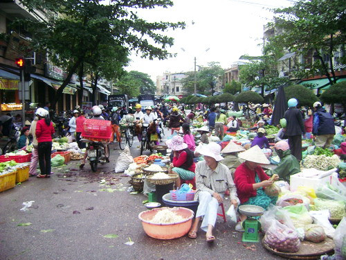 Các tiểu thương buôn bán lộn xộn ở đường Trần Cao Vân do chợ Tam Kỳ ngập nặng, có nguy cơ cướp giật xảy ra với người dân Các tiểu thương buôn bán lộn xộn ở đường Trần Cao Vân do chợ Tam Kỳ ngập nặng, có nguy cơ cướp giật xảy ra với người dân