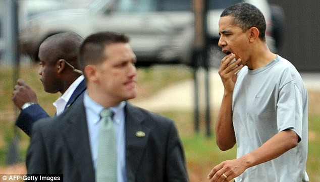 Tổng thống Obama phải khâu 12 mũi vì… nhận "cùi trỏ" ảnh 1 : President Obama walks to his car after being hit in the mouth during a game of basketball Read more: http://www.dailymail.co.uk/news/article-1333445/Obama-gets-12-stitches-elbowed-lip-game-basketball.html#ixzz16RQhLoTM