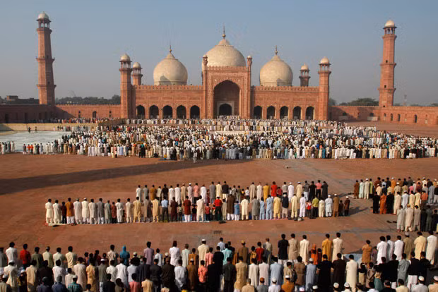 People observe Eid al-Adha in Lahore’s Badshahi Mosque