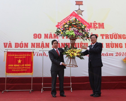 Bộ trưởng Phạm Vũ Luận tặng hoa chúc mừng nhà trường