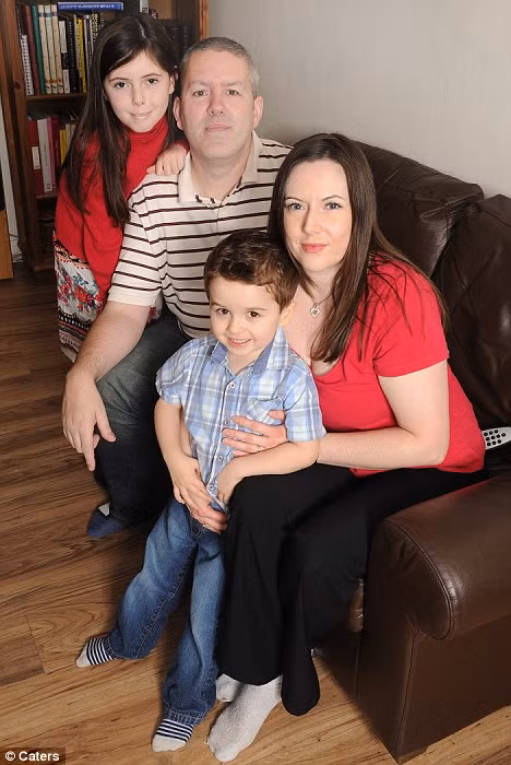 Daniel Harrison cùng với bố mẹ và chị gái Happy family: Daniel Harrison’s with his parents Kevin and Catherine and his elder sister Hannah Read more: http://www.dailymail.co.uk/health/article-1326144/Four-year-old-boy-scared-food-eaten.html#ixzz145Y4WNmj