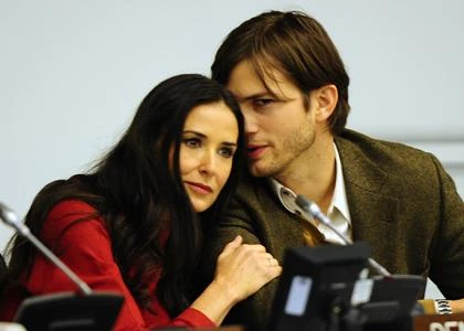 Demi Moore và Ashton Kutcher thắm thiết bên nhau