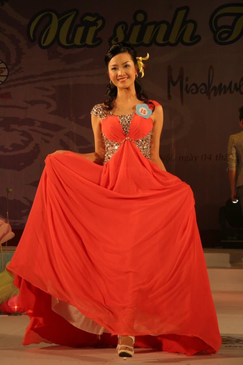 Và rực rỡ với trang phục dạ hội. Ảnh: gdtd.vn