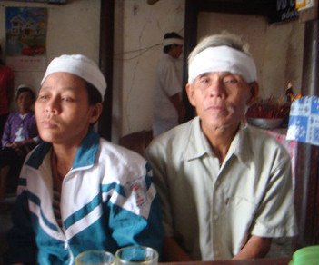 Bố mẹ thầy Tùng sớm chịu cảnh mất con Bố mẹ thầy Tùng đang ngồi thương nhớ con