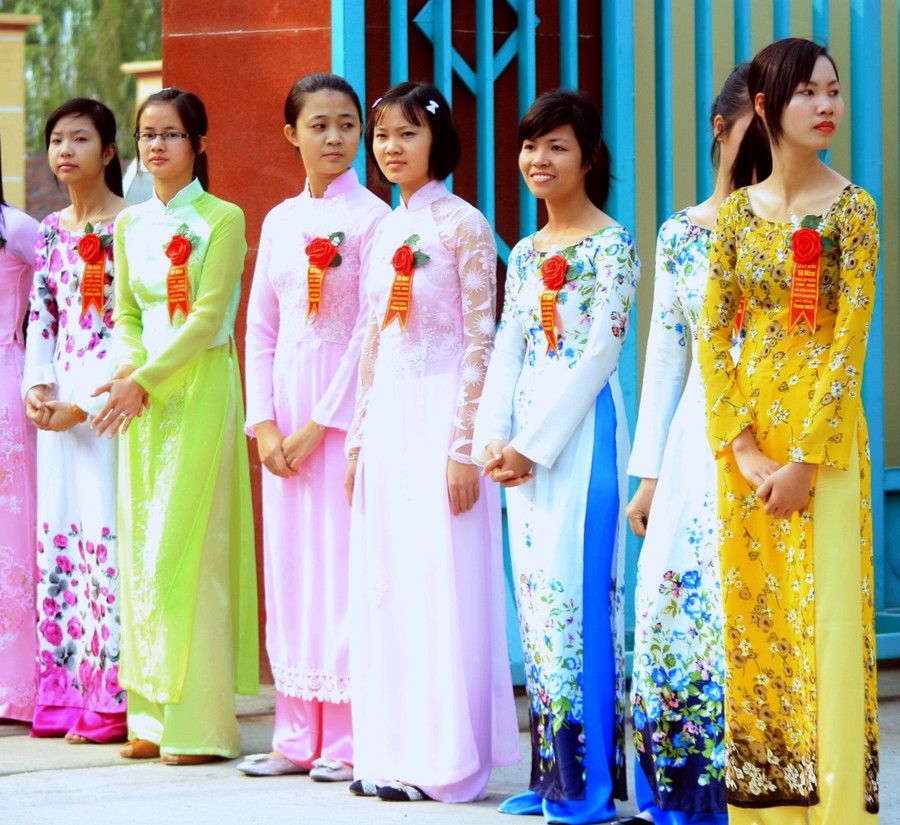 Các nữ sinh của trường thướt tha trong tà áo dài khi đón các vị đại biểu và khách mời... Ảnh, Bá Hải 4.jpg