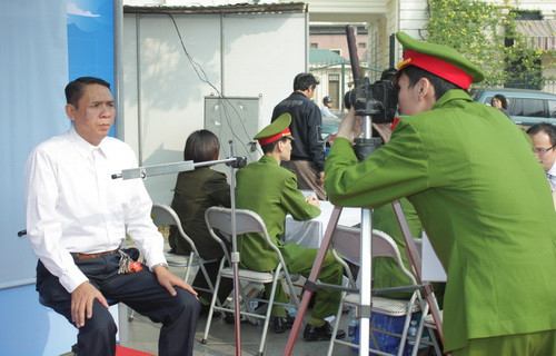 Anh Hùng đang được chụp ảnh làm Giấy CMND cho biết: các chiến sỹ trẻ hướng dẫn các thủ tục nhanh chóng, rõ ràng với cử chỉ tự nhiên và niềm nở. Ảnh, gdtd.vn